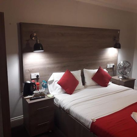 371 Cranbrook Rd Ig2 Hotel Ilford Bagian luar foto