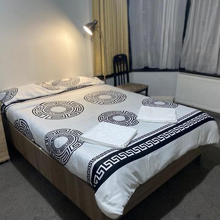 371 Cranbrook Rd Ig2 Hotel Ilford Bagian luar foto