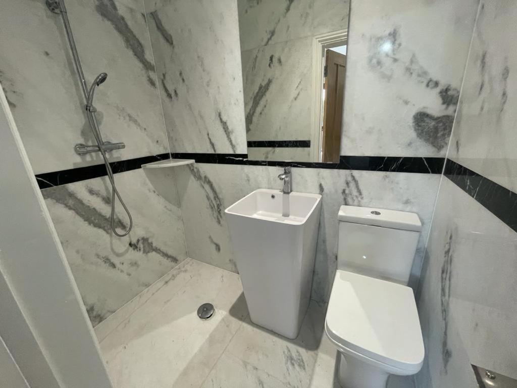 371 Cranbrook Rd Ig2 Hotel Ilford Bagian luar foto