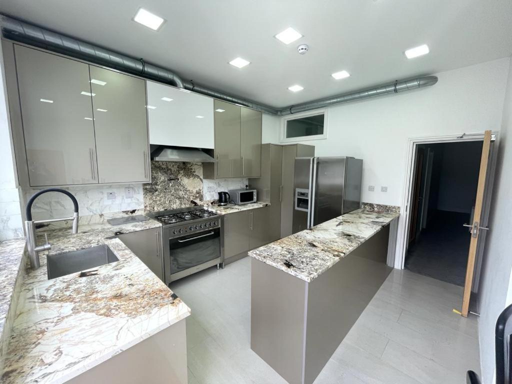 371 Cranbrook Rd Ig2 Hotel Ilford Bagian luar foto