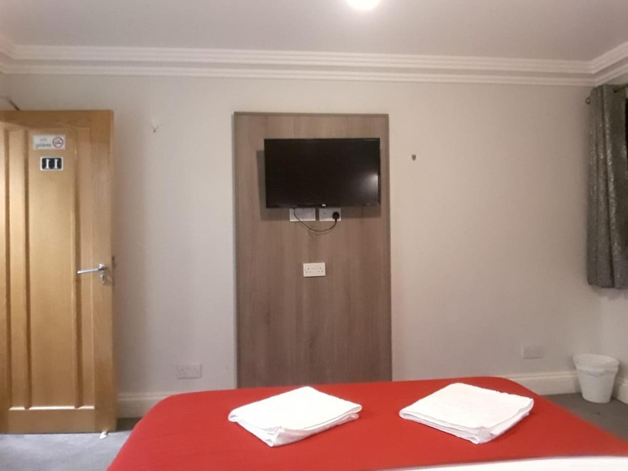 371 Cranbrook Rd Ig2 Hotel Ilford Bagian luar foto