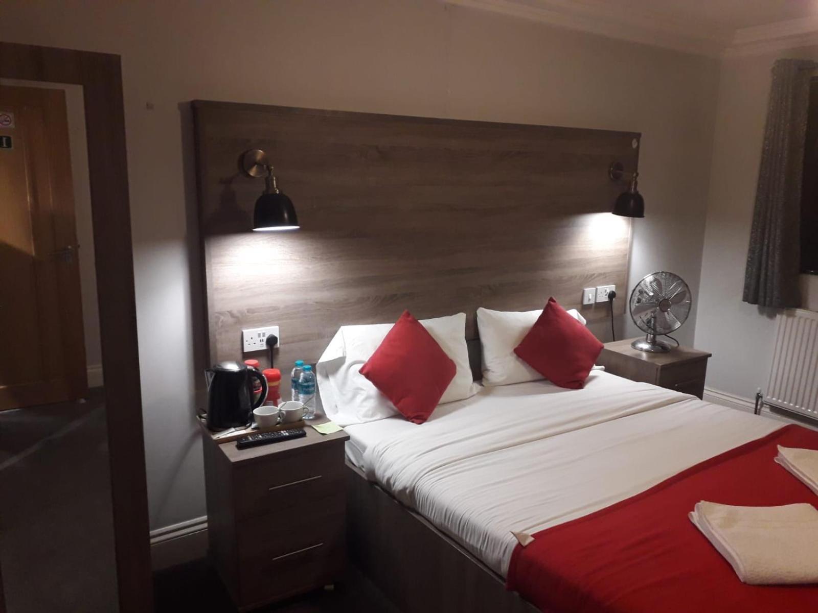 371 Cranbrook Rd Ig2 Hotel Ilford Bagian luar foto