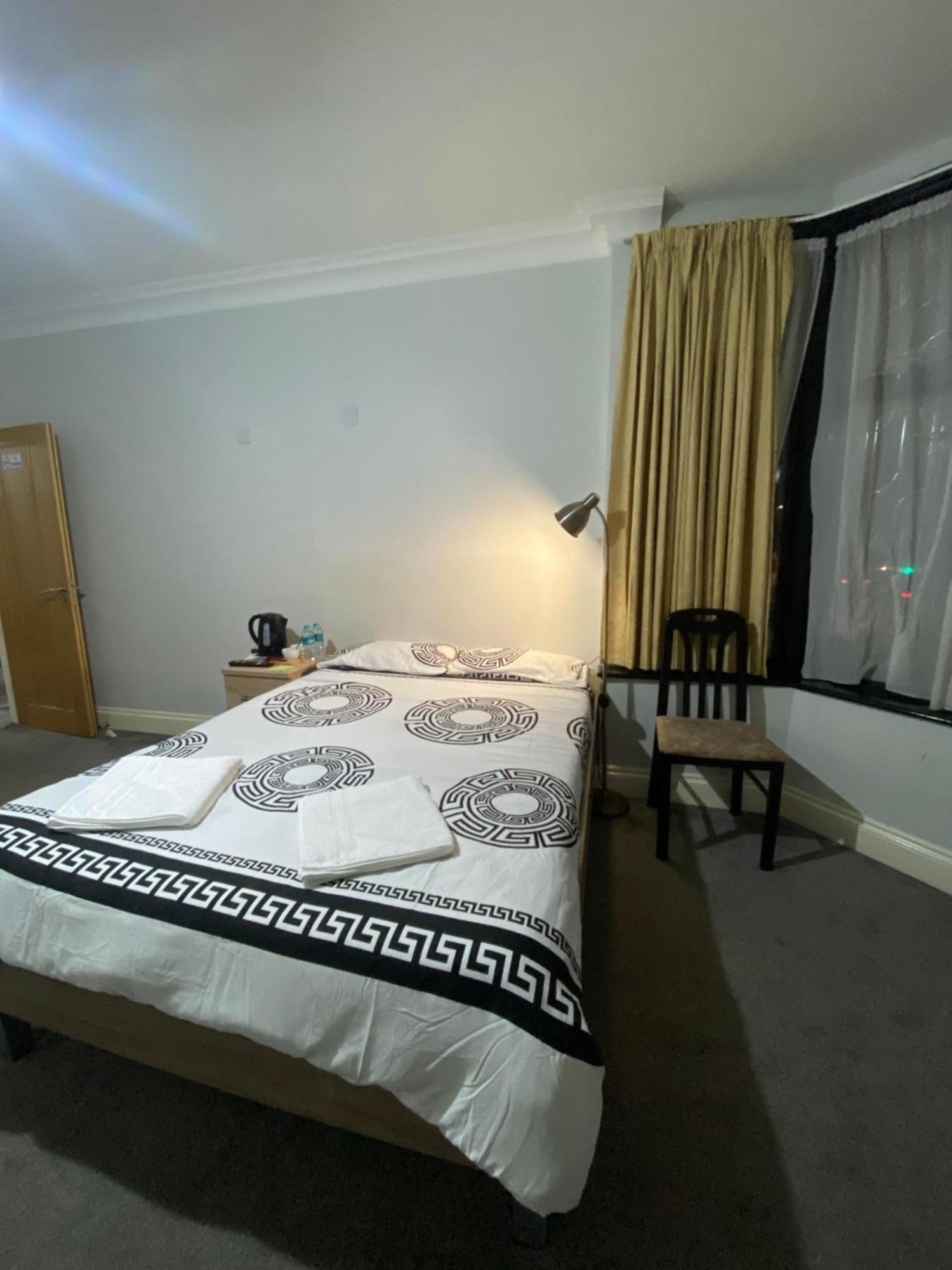 371 Cranbrook Rd Ig2 Hotel Ilford Bagian luar foto