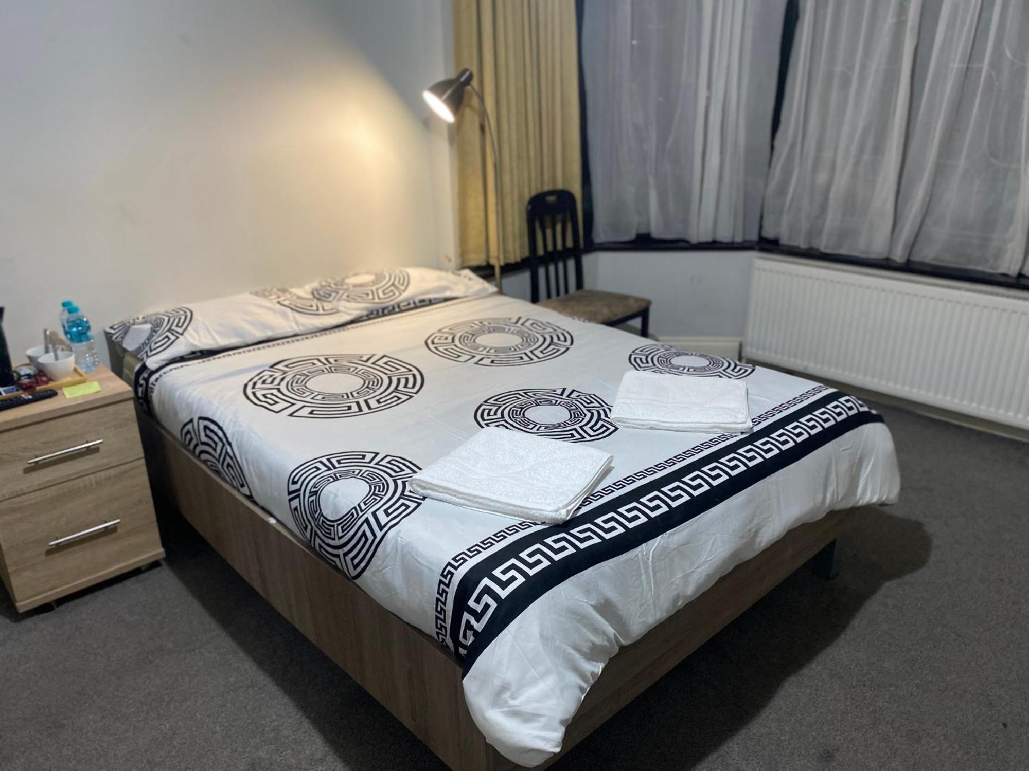 371 Cranbrook Rd Ig2 Hotel Ilford Bagian luar foto